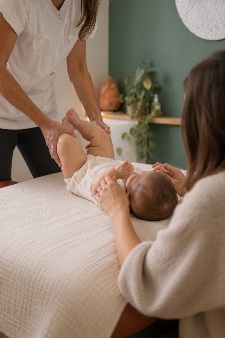 Nourrisson accompagné par un parent pendant une consultation manuelle